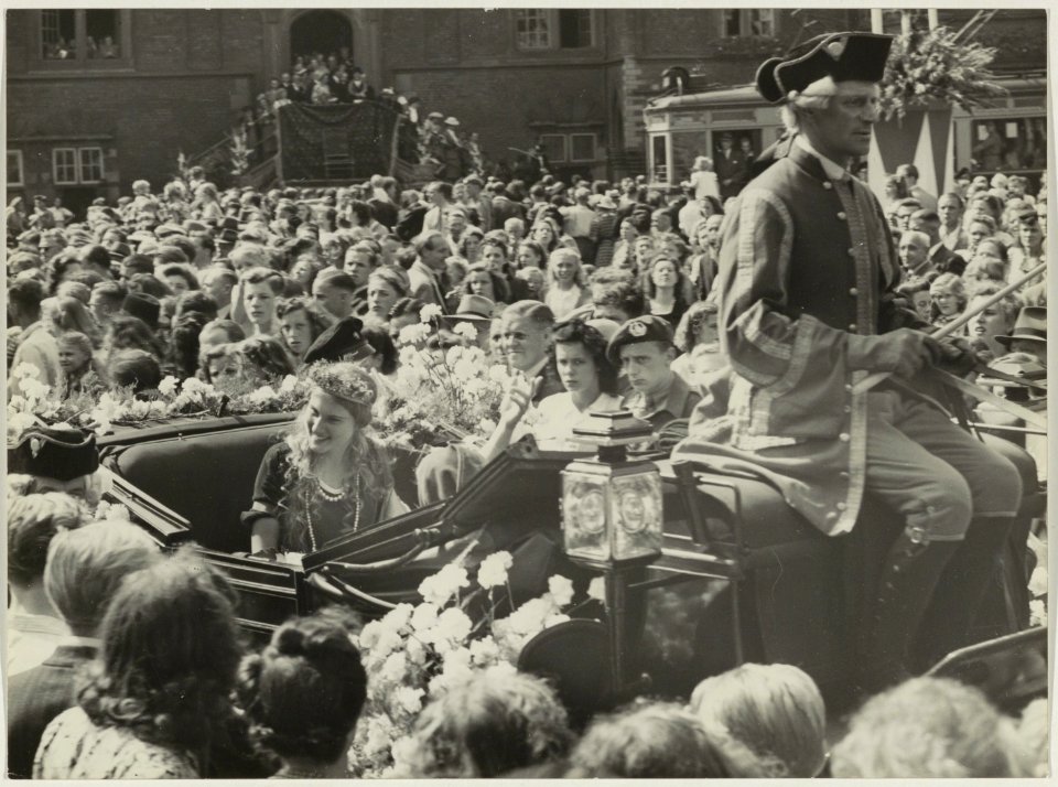 Bloemenkoningin Flora II in een koets op de Grote Markt. NL-HlmNHA 54010537