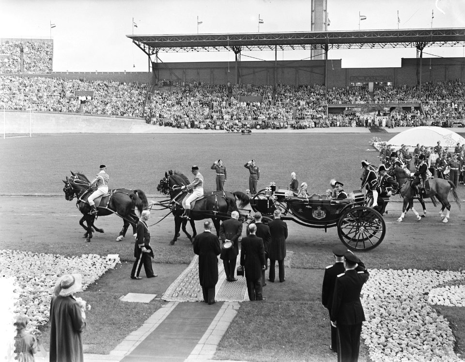 Bloemenfeest in Stadion, aankomst koningin Juliana, Bestanddeelnr 905-9489