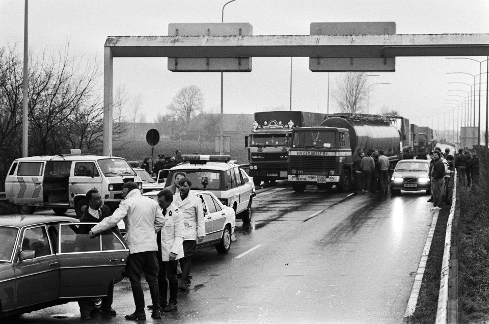 Blokkade-acties van vrachtwagenchaufferus om de CAO-eisen kracht bij te zetten , Bestanddeelnr 933-5149