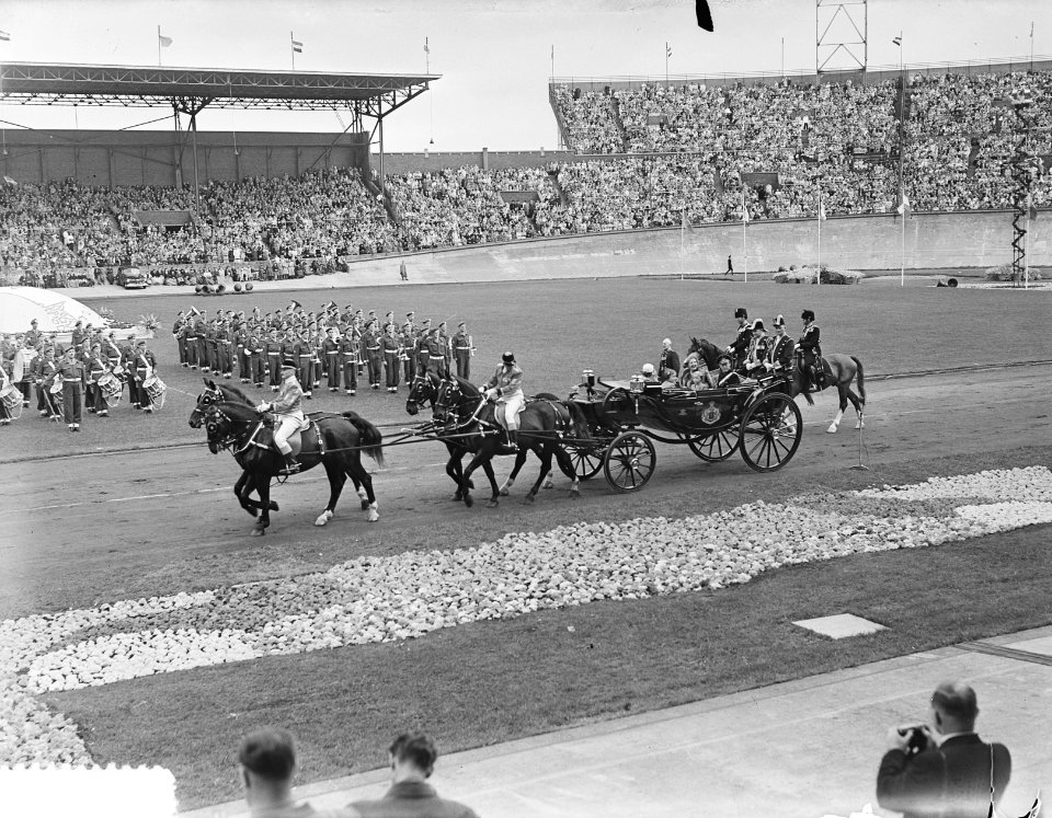 Bloemenfeest in Stadion, aankomst koningin Juliana, rijtuig met de koninklijke f, Bestanddeelnr 905-9492