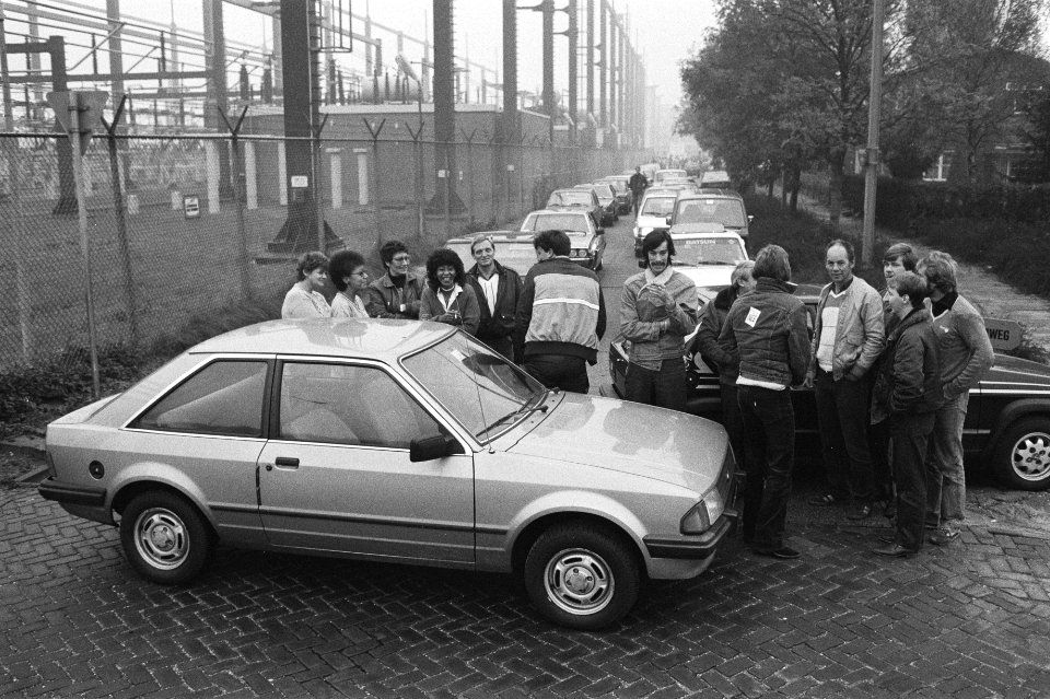 Blokkade van de toegangspoort van de centrale aan de Hemweg door personeelslede…, Bestanddeelnr 932-7463