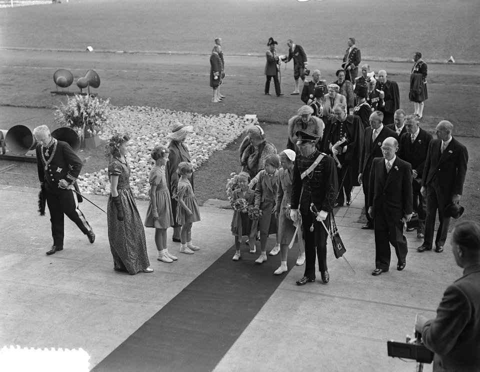 Bloemenfeest in Stadion, aankomst koningin Juliana, Bestanddeelnr 905-9486