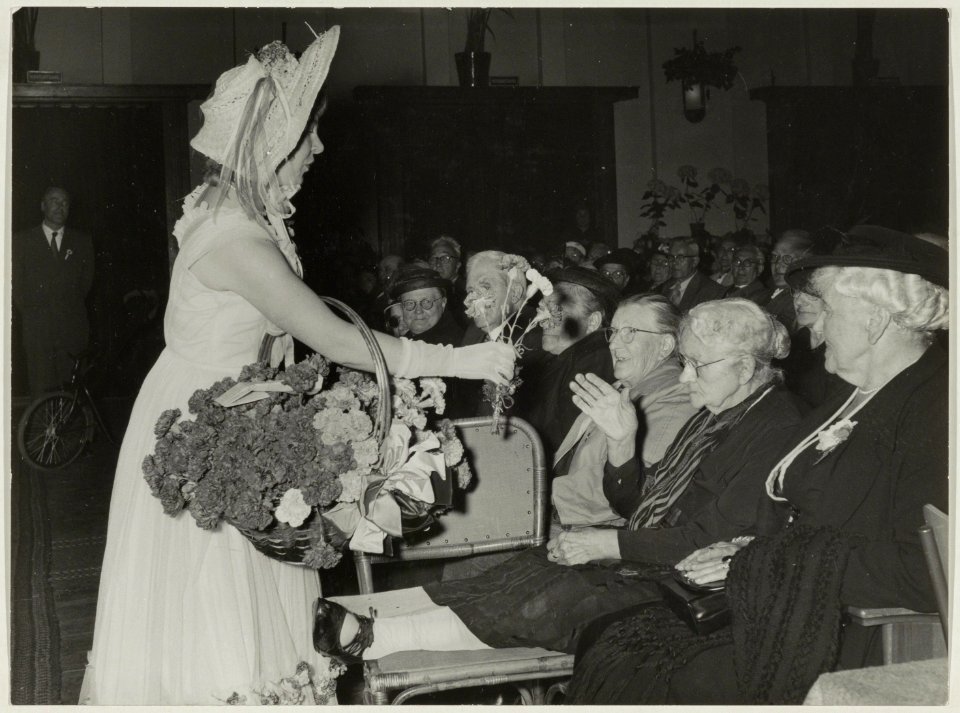 Bloemenmeisje in de Concertzaal, NL-HlmNHA 54011179