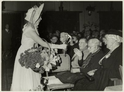 Bloemenmeisje in de Concertzaal, NL-HlmNHA 54011179