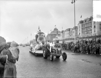 Bloemencorso op boulevard Scheveningen Met Haagse bloemenkoningin Amanda, Bestanddeelnr 907-9448