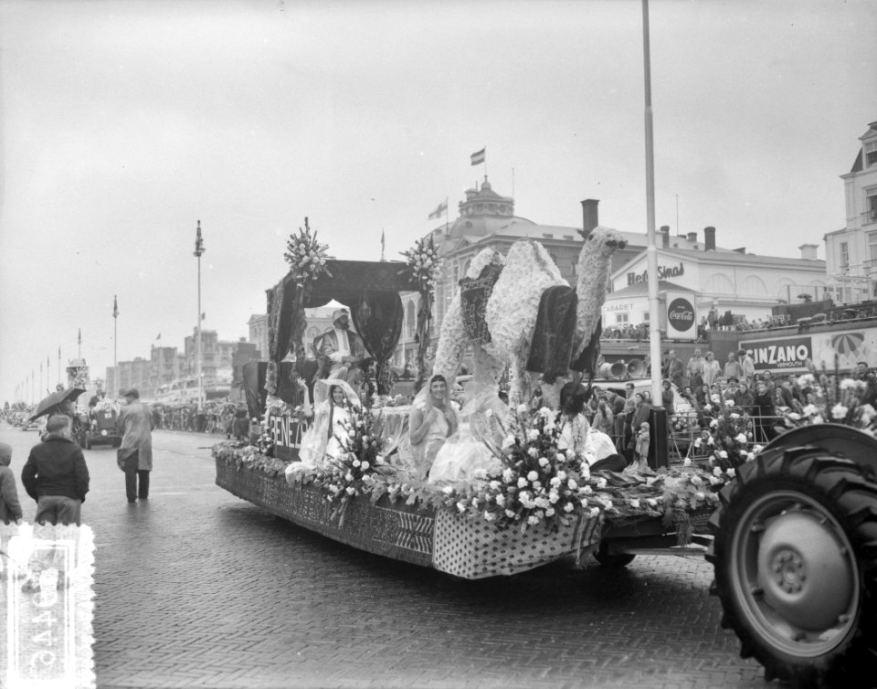 Bloemencorso op boulevard Scheveningen, Bestanddeelnr 907-9446