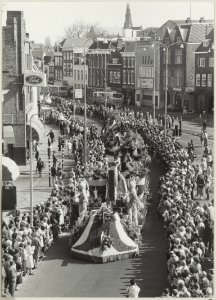 Bloemencorso op het Houtplein, ziende naar het noordoosten. NL-HlmNHA 1478 4002