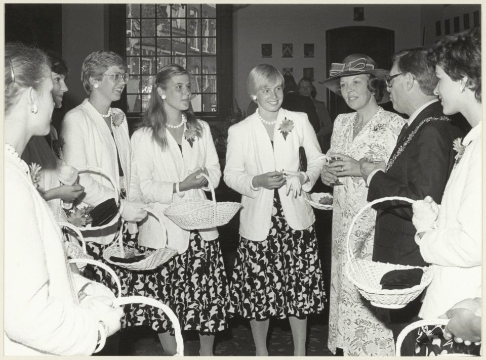 Bloemenmeisjes in de Gravenzaal tijdens het bezoek van koningin Beatrix. Tweede van rechts burgemeester Jan Reehorst. NL-HlmNHA 54012626