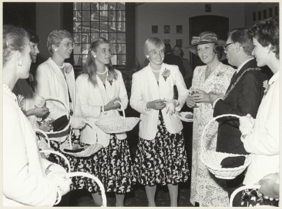 Bloemenmeisjes in de Gravenzaal tijdens het bezoek van koningin Beatrix. Tweede van rechts burgemeester Jan Reehorst. NL-HlmNHA 54012626