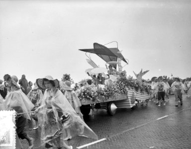 Bloemencorso op boulevard Scheveningen Met Haagse bloemenkoningin Amanda, Bestanddeelnr 907-9452