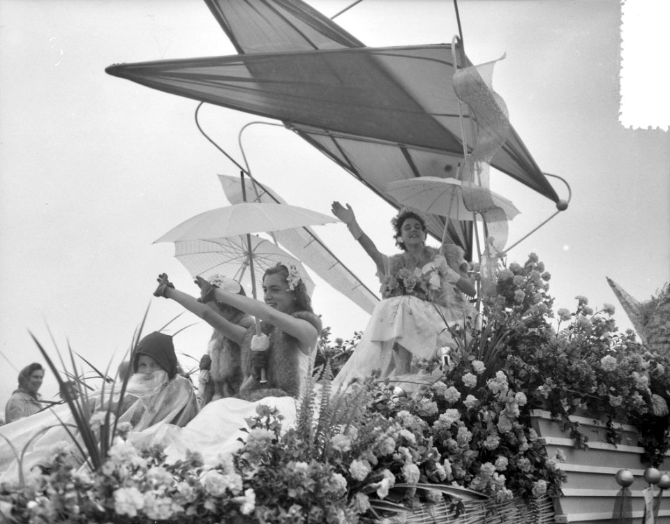 Bloemencorso op boulevard Scheveningen Met Haagse bloemenkoningin Amanda, Bestanddeelnr 907-9453