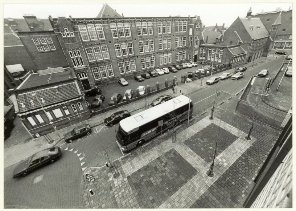 Blik over de Jacobsstraat vanaf de parkeergarage, met de oude MULO en de Veste- of Jacobskerk,die in 2010 werd verbouwd tot bierbrouwerij en grand café de Jopenkerk. NL-HlmNHA 54032249