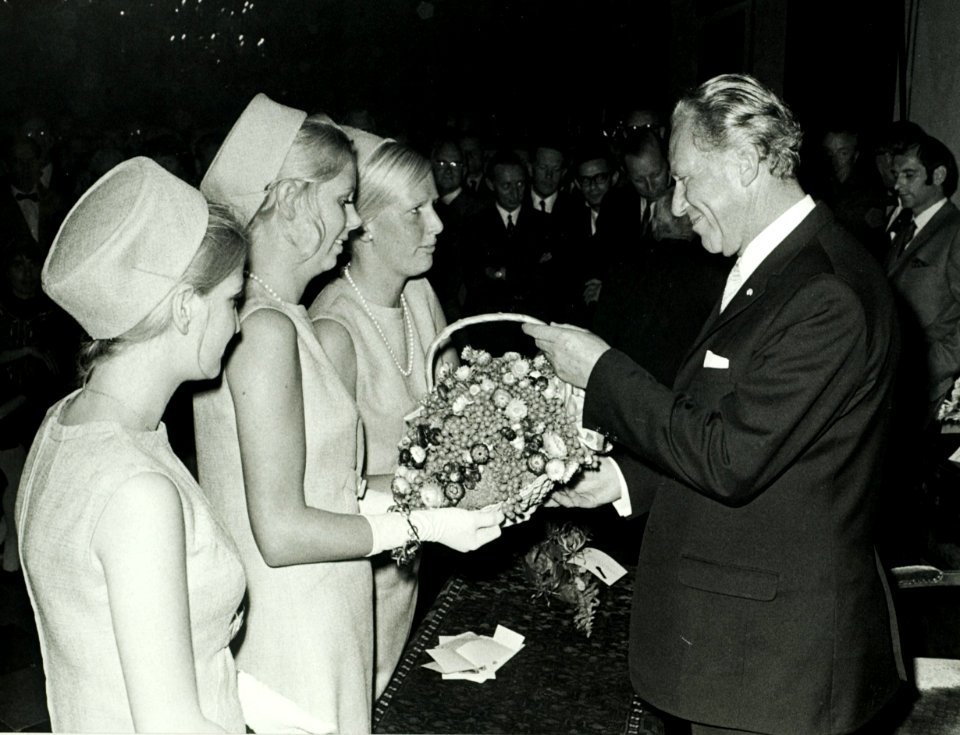 Bloemenmeisjes Ruth, Linda en Ingrid, rechts D.J.A. Geluk, NL-HlmNHA 5400463983