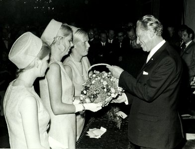 Bloemenmeisjes Ruth, Linda en Ingrid, rechts D.J.A. Geluk, NL-HlmNHA 5400463983