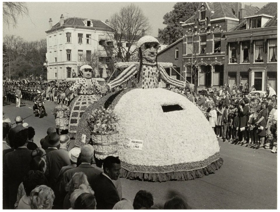 Bloemenmeisjes met petticoat als praalwagen tijdens het Bloemencorso Lenteparadein 1968 in de Parklaan. NL-HlmNHA 54011844