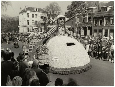Bloemenmeisjes met petticoat als praalwagen tijdens het Bloemencorso Lenteparadein 1968 in de Parklaan. NL-HlmNHA 54011844