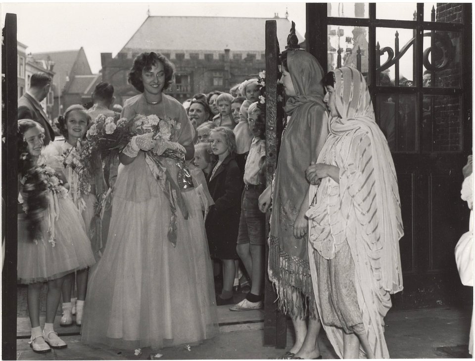 Bloemenkoningin opent de tentoonstelling in de Vishal i.v.m. de Bloemenweek., NL-HlmNHA 54001163
