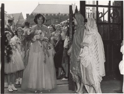 Bloemenkoningin opent de tentoonstelling in de Vishal i.v.m. de Bloemenweek., NL-HlmNHA 54001163