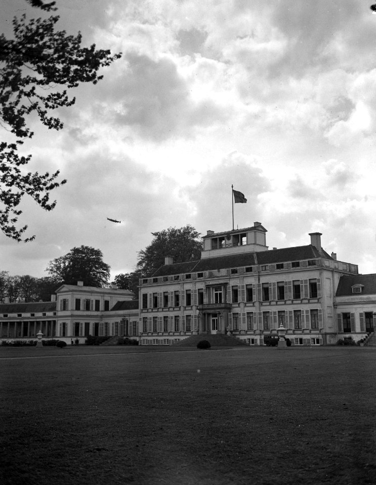 Bloemenhulde voor de koningin. Een Lancastervliegtuig van de RAF wierp een bloem, Bestanddeelnr 901-6958