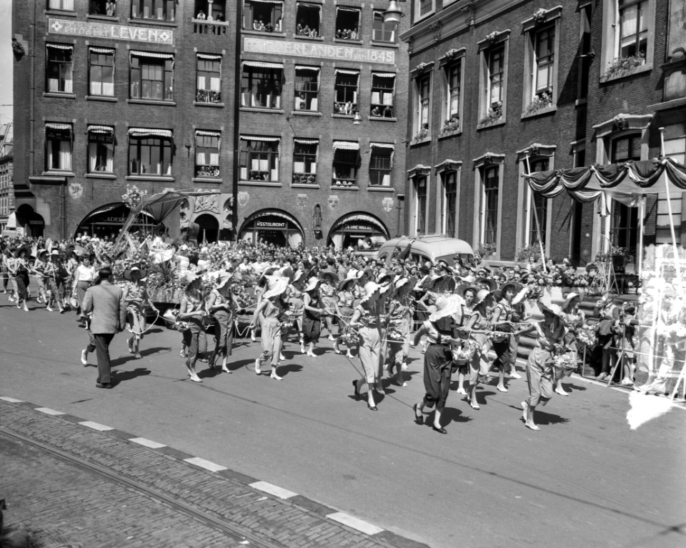 Bloemenkoningin Den Haag tocht door stad, Bestanddeelnr 907-9333