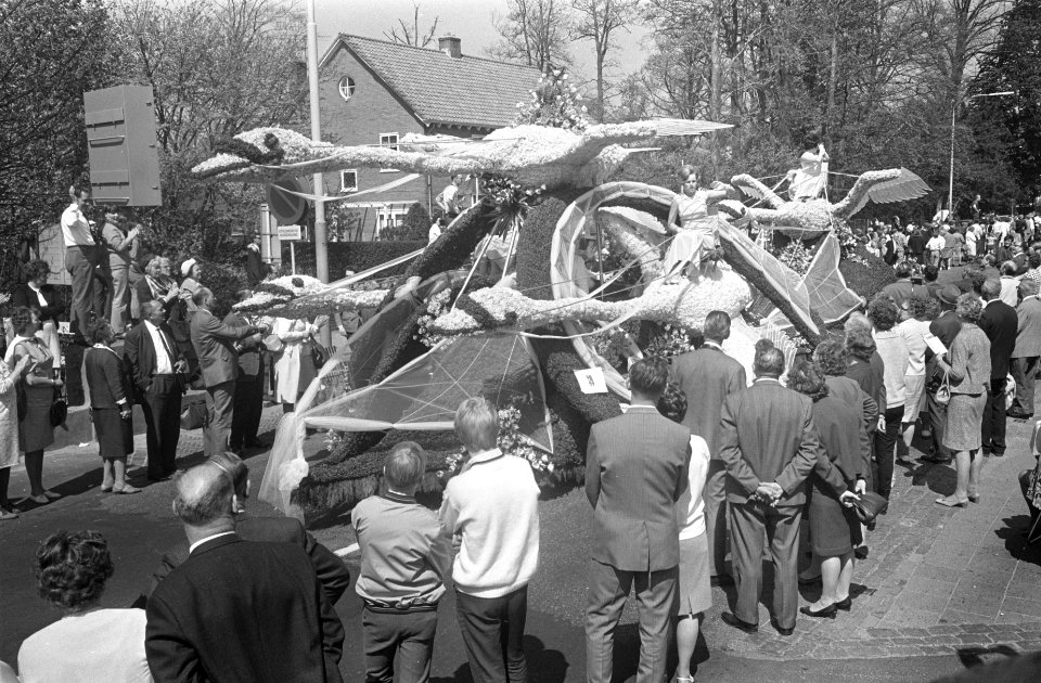 Bloemencorso, een der praalwagens Koets getrokken door acht paarden, Bestanddeelnr 921-2948
