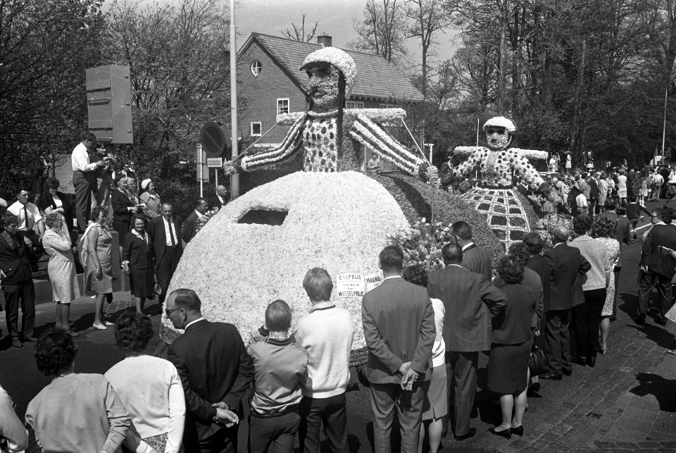 Bloemencorso, een der praalwagens Koets getrokken door acht paarden, Bestanddeelnr 921-2949