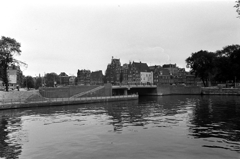 Blik op de brug van de Prins Hendrikkade (bij Singel en Stromarkt) te Amsterdam,, Bestanddeelnr 925-6484
