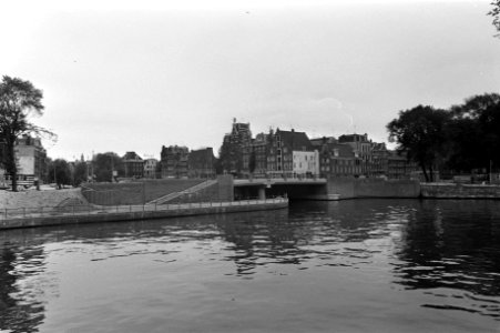 Blik op de brug van de Prins Hendrikkade (bij Singel en Stromarkt) te Amsterdam,, Bestanddeelnr 925-6484