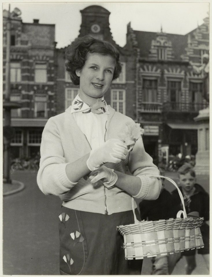 Bloemenmeisje op de Grote Markt, 1955. NL-HlmNHA 54011164