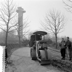 Blijdorp Rotterdam. Onderhoud paden met wals, Bestanddeelnr 908-5661