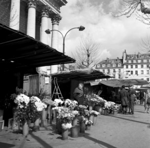 Bloemenstalletjes aan de voet van de Madeleine, Bestanddeelnr 254-0512