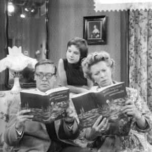 Blijspel 'Het boek van de maand' van de AVRO scene met v.l.n.r. Pim Dikkers , Ma, Bestanddeelnr 910-4496