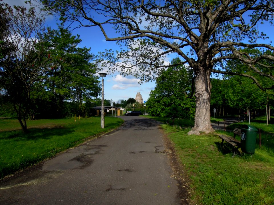 Blick von der Naunhofer Straße in Leipzig Richtung Völkerschlachtdenkmal Ende April 2018a