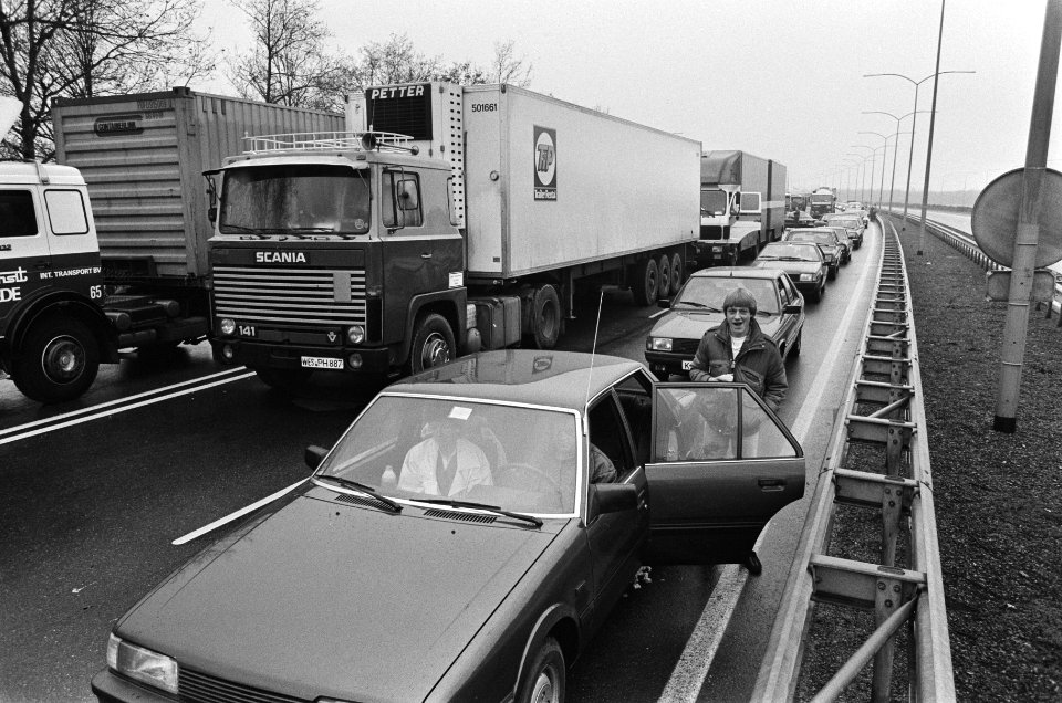 Blokkade-acties van vrachtwagenchaufferus om de CAO-eisen kracht bij te zetten , Bestanddeelnr 933-5155