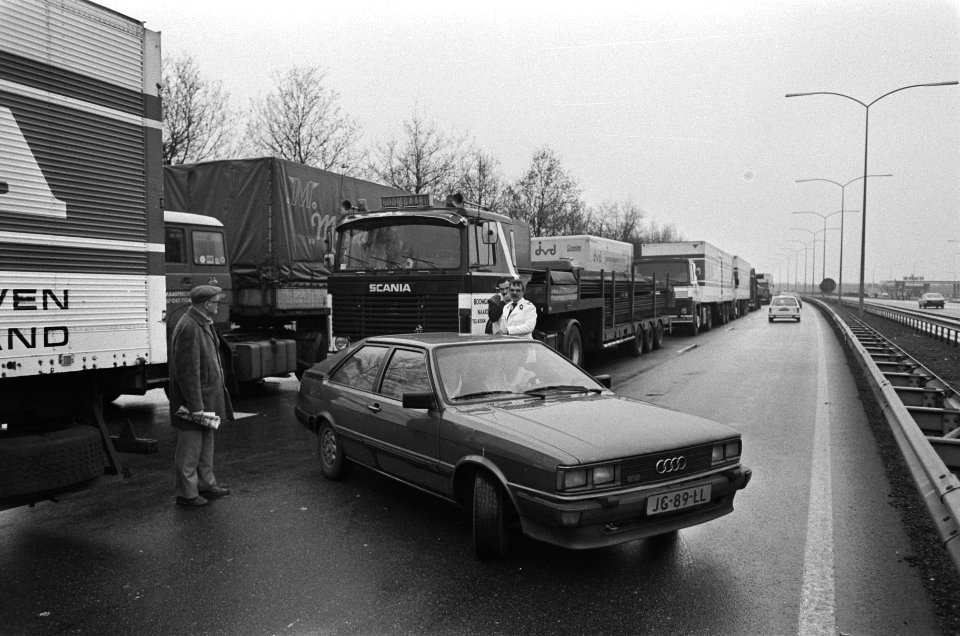 Blokkade-acties van vrachtwagenchaufferus om de CAO-eisen kracht bij te zetten , Bestanddeelnr 933-5152