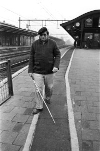 Blinden, slechtzienden, stations, blindenstokken, looproutes, Bestanddeelnr 932-3838