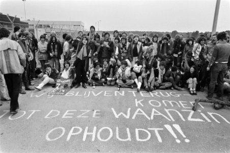 Blokkade UCN-fabriek in Almelo afgesloten met een grote demonstratie demonstranten bij de UCN-fabriek, Bestanddeelnr 931-5527