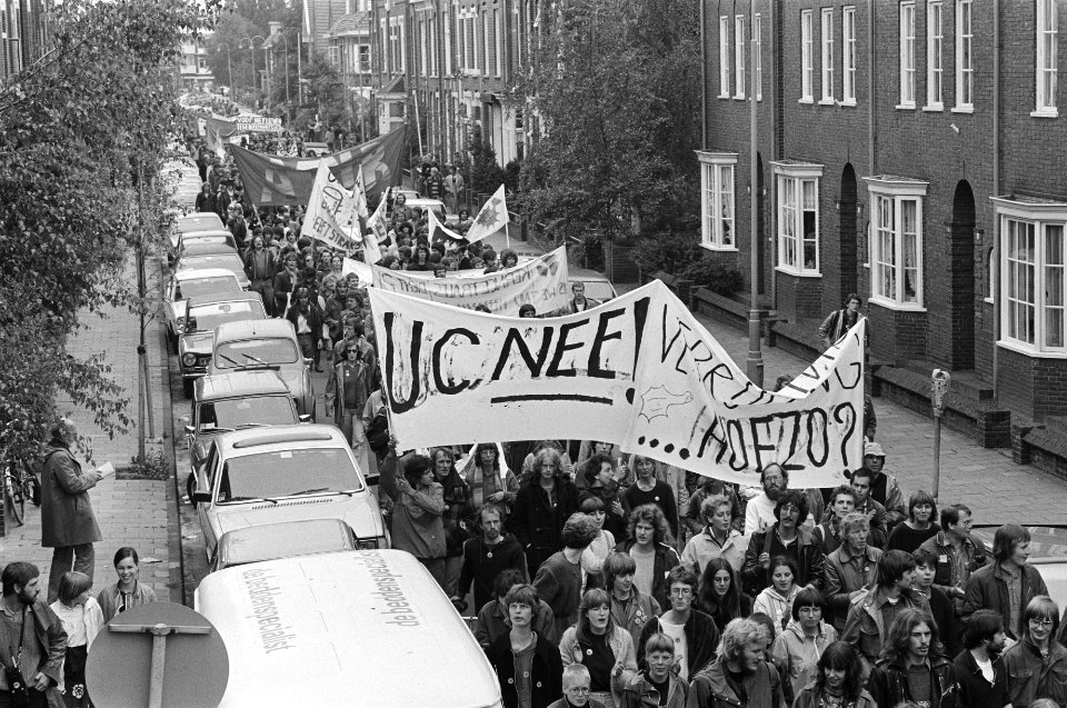 Blokkade UCN-fabriek in Almelo afgesloten met een grote demonstratie; overzicht van demonstratie door Almelo, Bestanddeelnr 931-5540