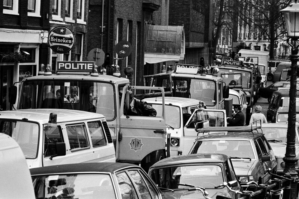 Blokkade van politieauto's en -busjes, Bestanddeelnr 932-5227
