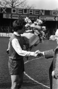 Bloemetje voor Dick Schneider vanwege een jubileumswedstrijd, Bestanddeelnr 929-0590
