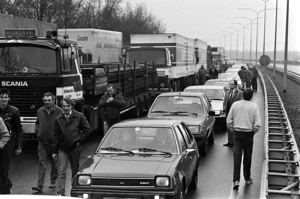 Blokkade-acties van vrachtwagenchaufferus om de CAO-eisen kracht bij te zetten , Bestanddeelnr 933-5151