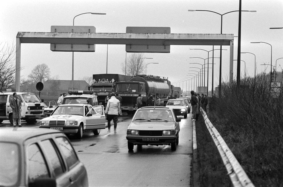 Blokkade-acties van vrachtwagenchaufferus om de CAO-eisen kracht bij te zetten , Bestanddeelnr 933-5154