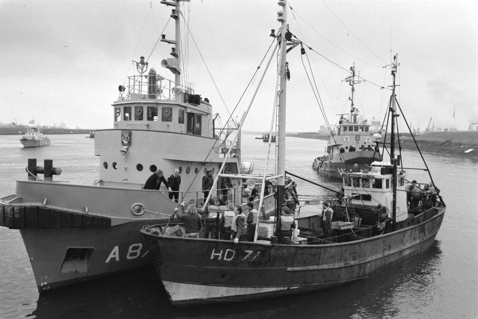 Blokkade visserschepen in IJmuiden gebroken door politie en marine viskotter we, Bestanddeelnr 934-1170