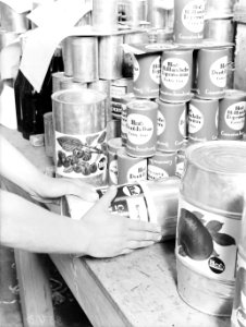 Blikken worden van etiketten voorzien, Bestanddeelnr 189-0672