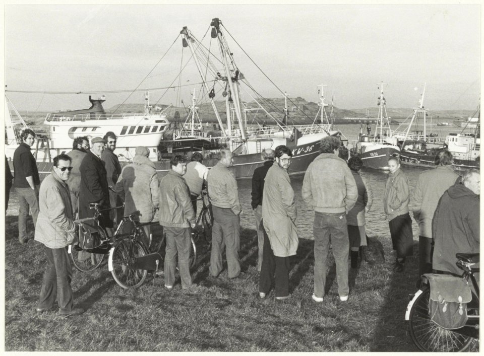 Blokkade van de Vissershaven en de Haringhaven door vissersschepen. Op de achtergrond het Forteiland, ziende naar het noorden. NL-HlmNHA 54015696