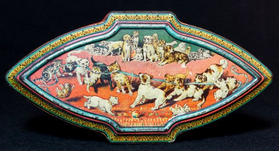 Blikje met afbeelding van honden en katten die touwtrekken, foto 4