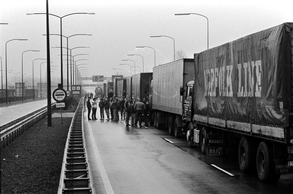 Blokkade-acties van vrachtwagenchaufferus om de CAO-eisen kracht bij te zetten , Bestanddeelnr 933-5153