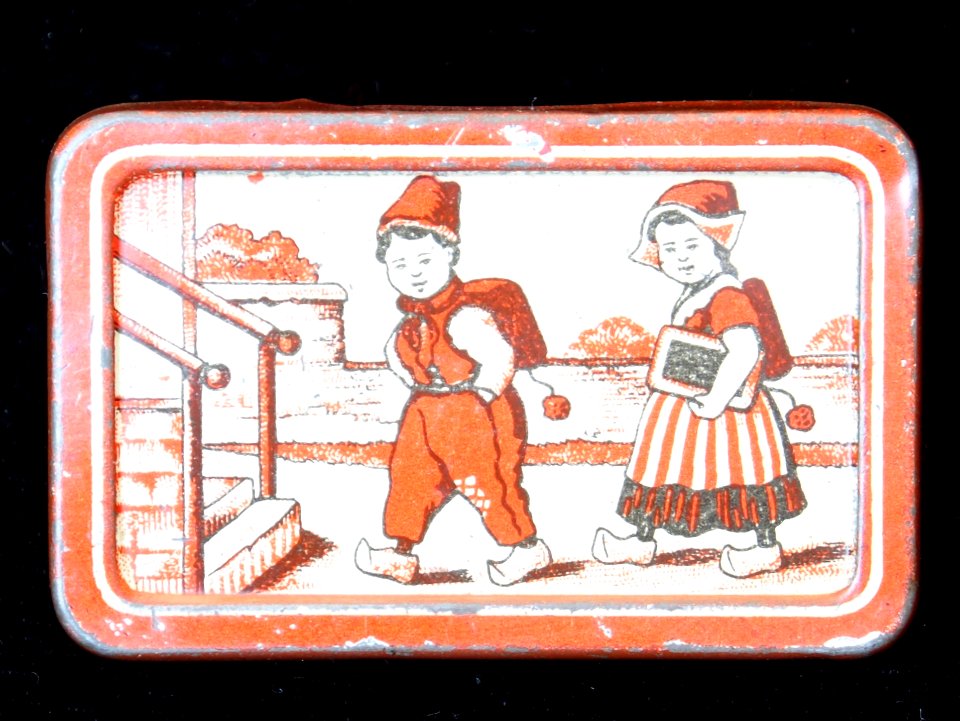 Blikje met jongen en meisje in (Volendamse) klederdracht