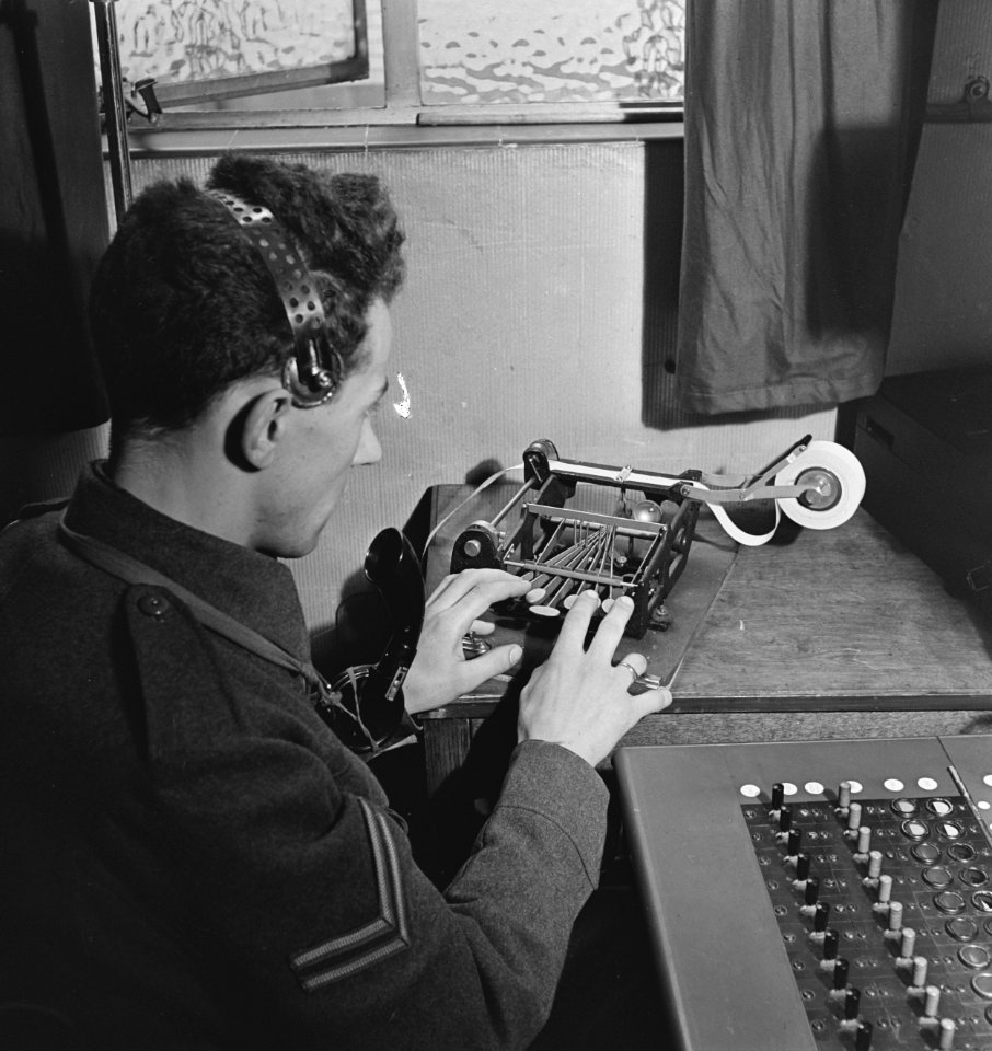 Blinde Nederlandse telefonist. Korporaal Waas, een Nederlandse soldaat in Engela, Bestanddeelnr 935-2273