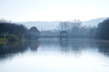Blick zum Stauwehr in Tübingen von der Neckarspitze